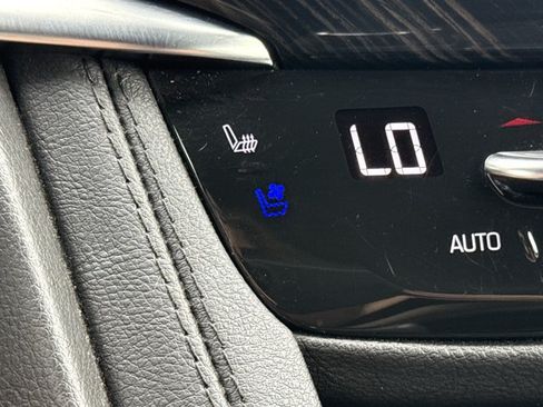 Used 2025 Cadillac XT6 Premium Luxury AWD/4WD image 23