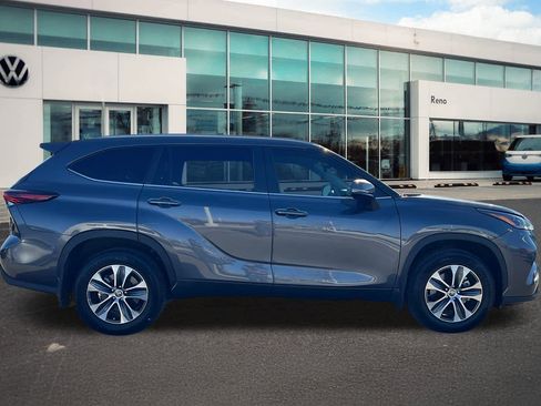 Used 2024 Toyota Highlander XLE image 4