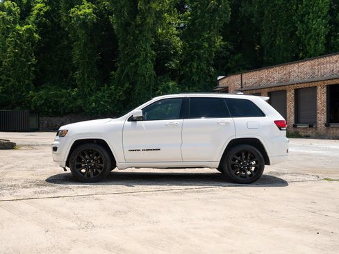 Used 2017 Jeep Grand Cherokee Altitude AWD/4WD image 4
