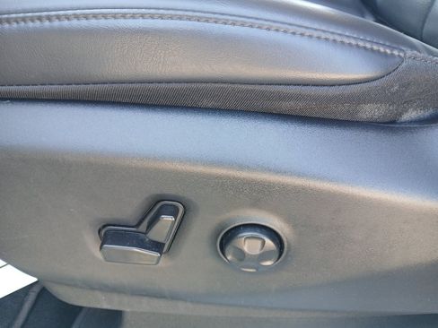 Used 2023 Chrysler Pacifica Touring-L FWD image 11