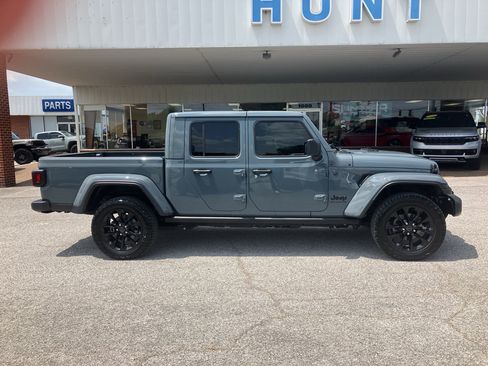 Used 2025 Jeep Gladiator Sport AWD/4WD image 4
