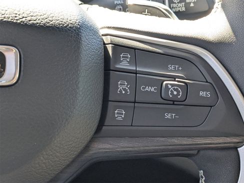 Used 2023 Jeep Grand Cherokee L Limited w/ Black Appearance Package image 29