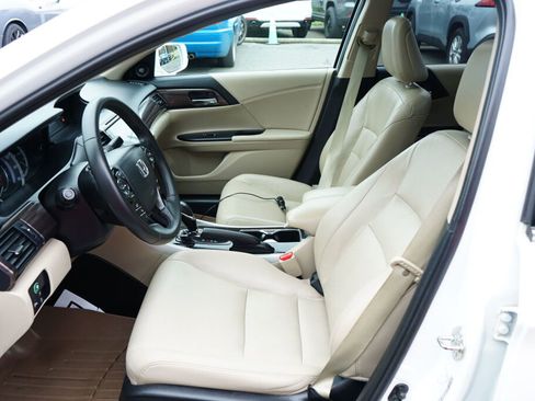 Used 2017 Honda Accord Touring image 14