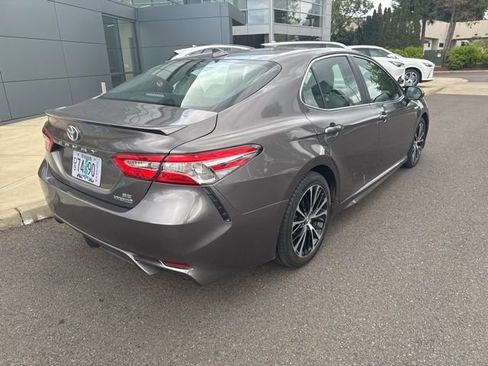Used 2020 Toyota Camry SE w/ Sunroof Package FWD image 5