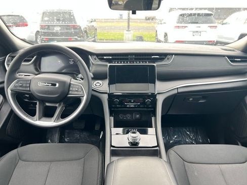 New 2025 Jeep Grand Cherokee L Laredo image 9