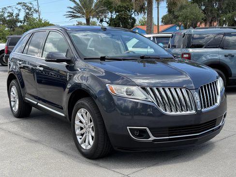 Used 2013 Lincoln MKX FWD image 2