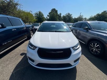 Used 2024 Chrysler Pacifica Limited w/ Uconnect Theater Family Group