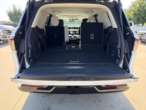 New 2026 Lincoln Navigator Premiere AWD/4WD image 7