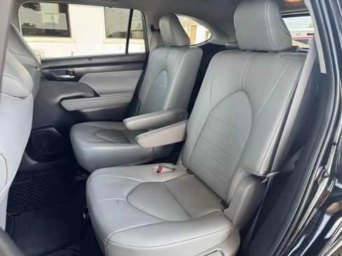 Used 2023 Toyota Highlander XLE image 23