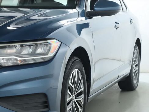 Used 2019 Volkswagen Jetta SE w/ Cold Weather Package FWD image 4