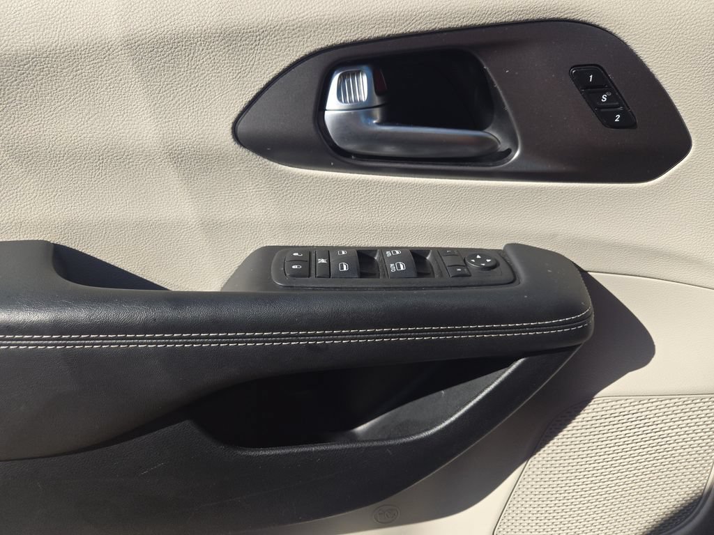 Used 2024 Chrysler Pacifica Touring-L FWD image 24