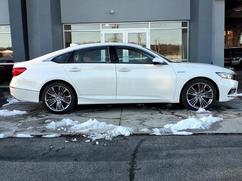 Used 2018 Honda Accord Touring image 2