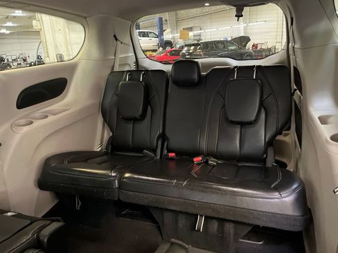 Used 2023 Chrysler Pacifica Touring-L FWD image 27