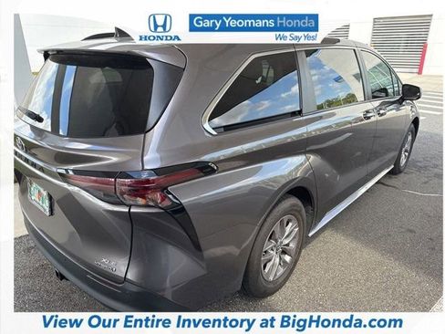 Used 2023 Toyota Sienna XLE image 5