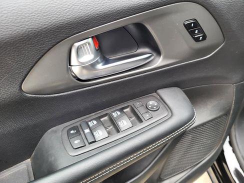 Used 2025 Chrysler Pacifica Select image 17