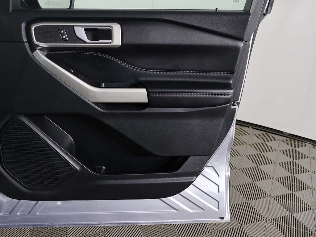 Used 2022 Ford Explorer XLT w/ Equipment Group 202A AWD/4WD image 21
