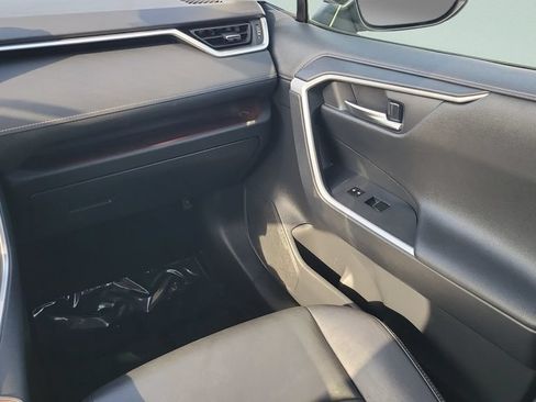 Used 2019 Toyota RAV4 Limited FWD image 13