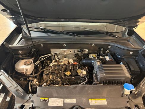 Used 2025 Volkswagen Atlas Cross Sport SE image 32