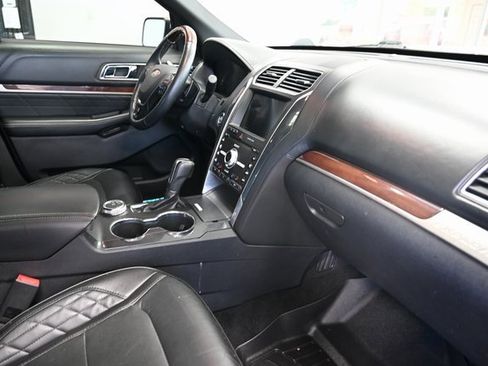Used 2019 Ford Explorer Platinum image 16