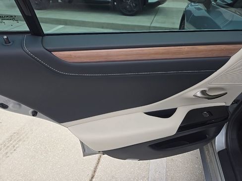 Used 2025 Lexus ES 350 w/ Premium Package FWD image 10