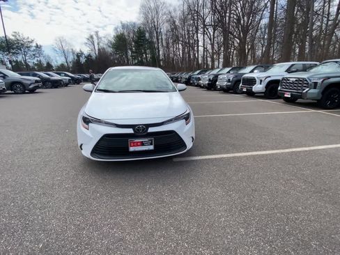 Used 2024 Toyota Corolla LE image 3