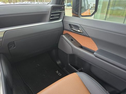 Used 2025 Lexus GX 550 w/ Accessory Package (Z1) image 21