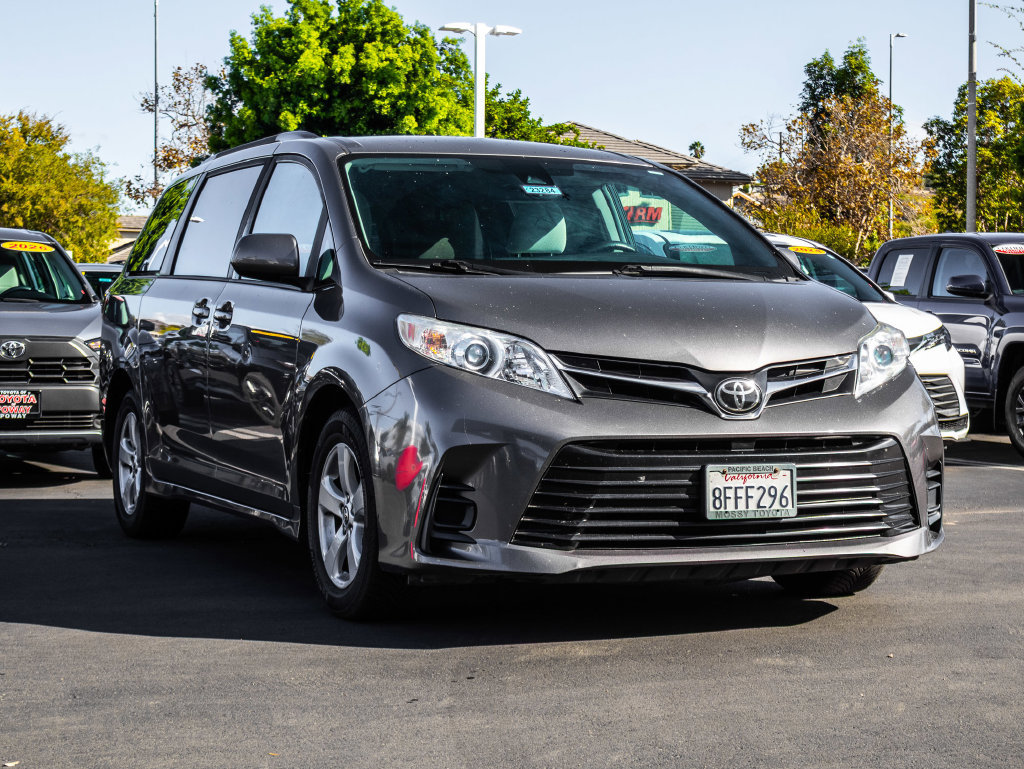 Used 2018 Toyota Sienna LE FWD image 2