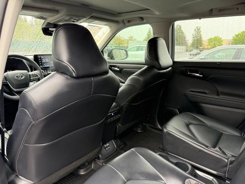 Used 2022 Toyota Highlander XLE AWD/4WD image 32