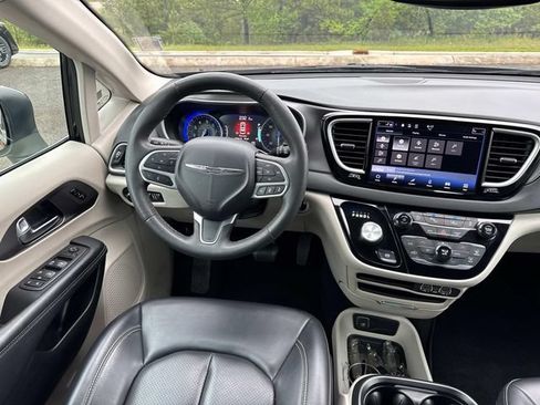 Used 2023 Chrysler Pacifica Touring-L FWD image 19