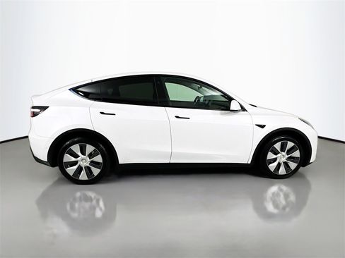 Used 2021 Tesla Model Y Long Range image 9