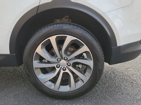 Used 2023 Land Rover Discovery Sport SE image 17