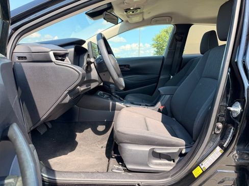 Used 2025 Toyota Corolla LE FWD image 2