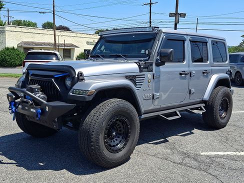 Used 2018 Jeep Wrangler Unlimited Sahara AWD/4WD image 3