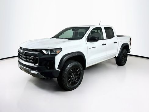 Used 2024 Chevrolet Colorado Trail Boss w/ Technology Package AWD/4WD image 3