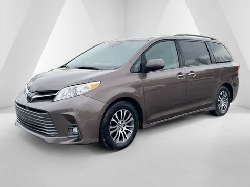 Used 2019 Toyota Sienna XLE FWD image 3