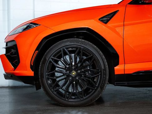 Used 2025 Lamborghini Urus SE AWD/4WD image 9