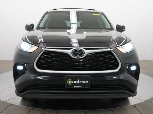 Used 2024 Toyota Highlander XLE AWD/4WD image 2