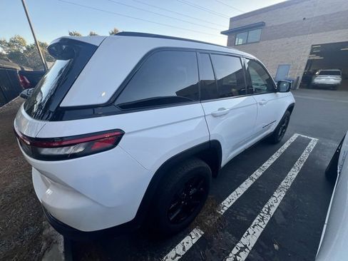 Used 2025 Jeep Grand Cherokee Altitude image 4