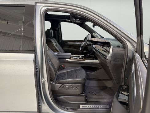 Used 2025 Cadillac Escalade ESV Sport Platinum w/ LPO, ONYX Package AWD/4WD image 14