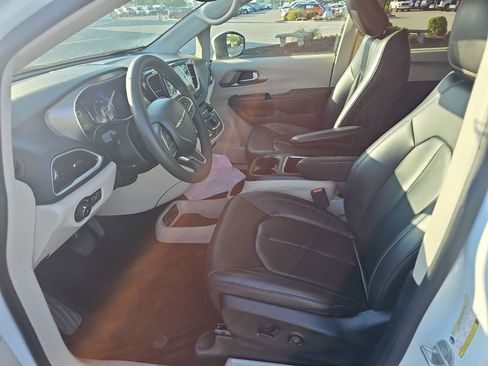 Used 2023 Chrysler Pacifica Touring-L FWD image 6