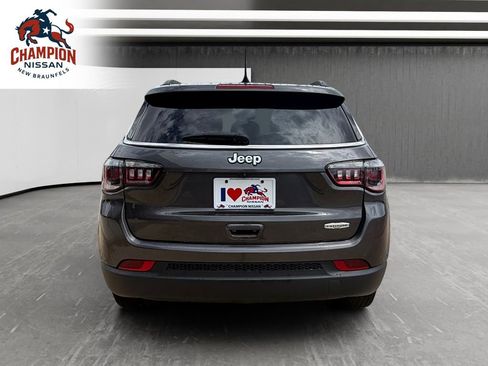 Used 2022 Jeep Compass Latitude FWD image 4