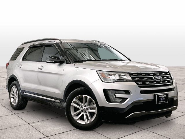 Used 2017 Ford Explorer XLT FWD image 3