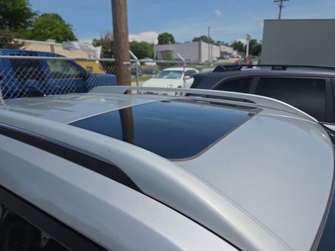 Used 2022 Hyundai Venue SEL w/ Cargo Package FWD image 3