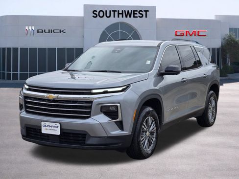 Used 2024 Chevrolet Traverse LT FWD image 3