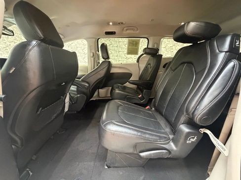 Used 2022 Chrysler Pacifica Touring-L FWD image 13
