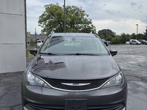 Used 2020 Chrysler Voyager LX FWD image 3