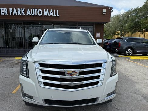 Used 2017 Cadillac Escalade ESV Luxury RWD image 2