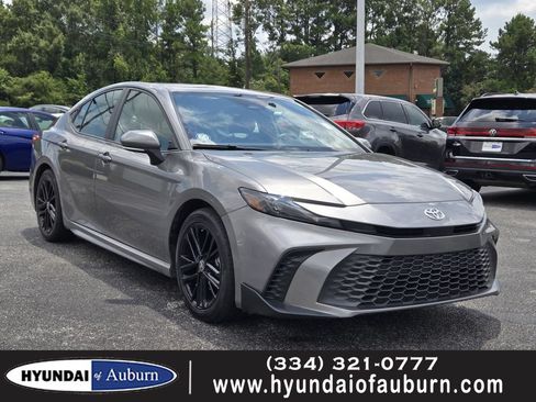 Used 2025 Toyota Camry SE FWD image 1