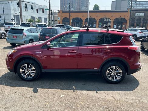 Used 2018 Toyota RAV4 LE AWD/4WD image 5