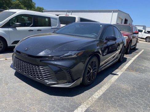 Used 2025 Toyota Camry SE image 3